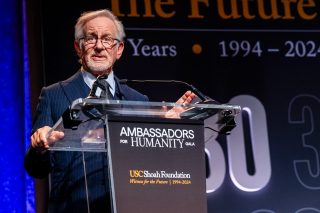 Last weekend I had the absolute honor of flying to NYC and capturing the 30th Anniversary @uscshoahfoundation Ambassadors of Humanity fundraiser.  @uscshoahfoundation was founded by Steven Spielberg after he filmed Schindler’s List to preserve the testimonies of Holocaust Survivors .  Since then it has expanded into preserving the testimonies from survivors of all Genocides including Rwanda and Cambodia.  The work this organization does to fight anti-semitism and all hate all over the world is more important today than ever. 

In the past, they have honored one individual who has contributed to the cause but this year they honored all survivors.  So we decided to stage a photo of Steven with 50 Holocaust survivors, Rwandan survivors and a few families of some of the Israeli hostages.  So grateful we made it happen. (And yes, I was sweating but we did it!). Thank you to @dtp for helping me out and being so awesome. 

This was a star studded event MC’d by my new favorite comedian @alexedelman with performances by @springsteen (I can’t believe I was 5ft from him) and the most beautiful soulful performance by @itzhakpearman of the Schindler’s List theme.  It’s not easy to take photos with tears in your eyes! 

Again, so grateful to be able to capture images for this amazing foundation over the years. Never Again!  #neveragain #shoah #eventphotographer #fightantisemitism #fightantisemitism #fighthate #holocaustsurvivors #portraitphotography #losangeleseventphotographer
